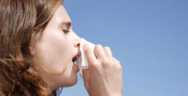 Φταρνίζεστε διαρκώς; Δείτε 5 πιθανές αιτίες