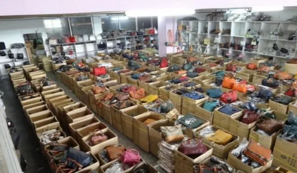 Νέα λαβράκια από το ΣΔΟΕ: Κατασχέθηκαν χιλιάδες προϊόντα μαϊμού