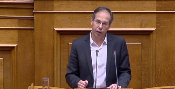 Γ. Μαυρωτάς: «Κ. Τσίπρα υπάρχουν σημαιοφόροι 7 και 8 χρονών;»