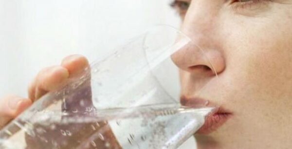 Τι συμβαίνει στο σώμα όταν πίνετε νερό με άδειο στομάχι με το που ξυπνάτε