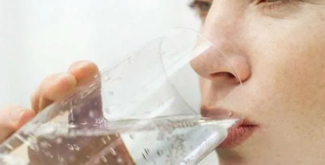 Τι συμβαίνει στο σώμα όταν πίνετε νερό με άδειο στομάχι με το που ξυπνάτε