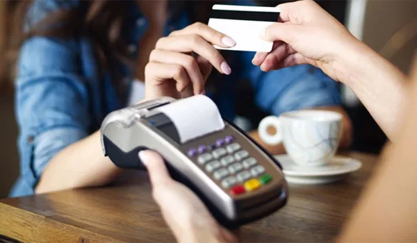 Τι θα συμβεί αν περάσετε από το POS την πιστωτική σας κάρτα ως χρεωστική