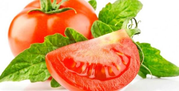 Να ξεφλουδίζουμε τη ντομάτα ή όχι; Τι συμβουλεύουν οι επιστήμονες