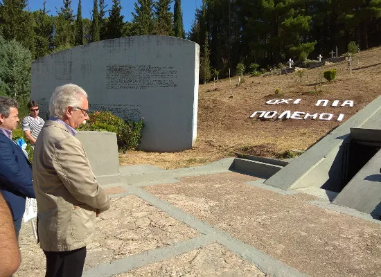 Κατάθεση στεφάνου στον Τόπο της Θυσίας των Καλαβρύτων από τον Υπουργό Παιδείας