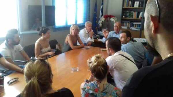 Βουλιάξανε το δημαρχείο Σαντορίνης οι αναπληρωτές για τη διεκδίκηση δωρεάν στέγασης