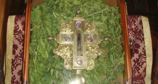 Ύψωση του Τιμίου Σταύρου: Γιατί μοιράζουν βασιλικό στις εκκλησίες