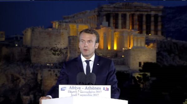 Ο Μακρόν μίλησε ελληνικά στην Πνύκα: Εδώ, οι Αθηναίοι επινόησαν την Δημοκρατία (Βίντεο)