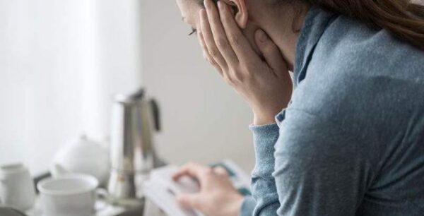 Γιατί ύφεση και αυξημένοι ρόλοι προκαλούν κρίσεις πανικού, φοβίες υπερκόπωση στις γυναίκες