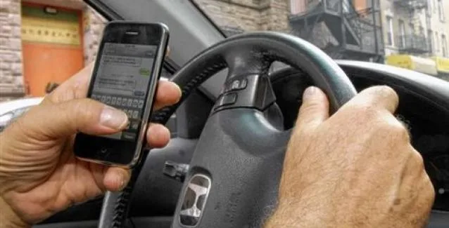 Υποεκτιμημένοι οι κινδύνοι από τη χρήση τηλεφώνου εν ώρα οδήγησης
