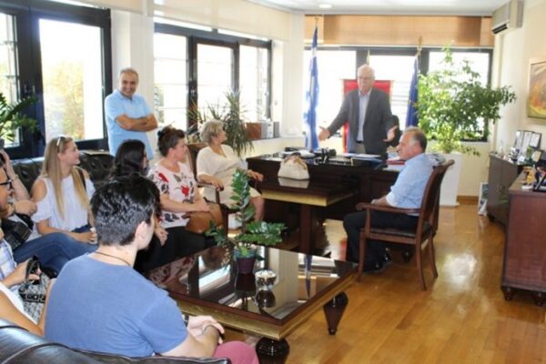 Δ. Λαρισαίων: Ο δήμαρχος συνεχάρη επιτυχόντες του Κοινωνικού Φροντιστηρίου