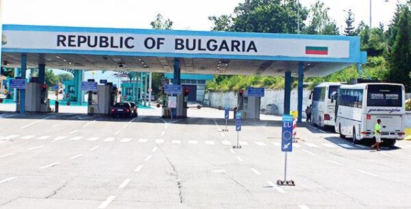 Η Ελλάδα συρρικνώνεται: Γι’ αυτό οι ελληνικές επιχειρήσεις πάνε Βουλγαρία