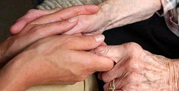 Η άλλη όψη του brain-drain: Οι ηλικιωμένοι γονείς που μένουν πίσω