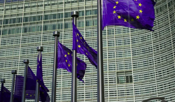 Η Κομισιόν ζητά τον έλεγχο των τραπεζών