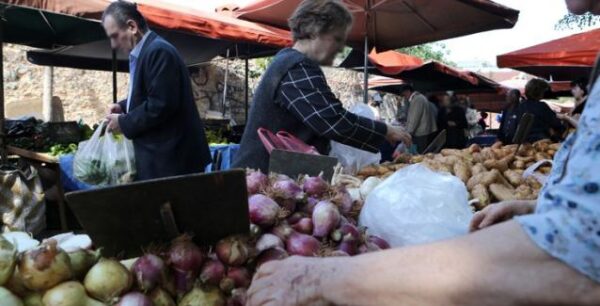 Κουπόνια σε μονογονεϊκές οικογένειες για την αγορά προϊόντων από τις λαϊκές αγορές