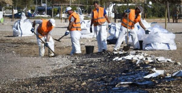 Το μαζούτ στο Σαρωνικό και οι επιπτώσεις στον άνθρωπο και τα ζώα