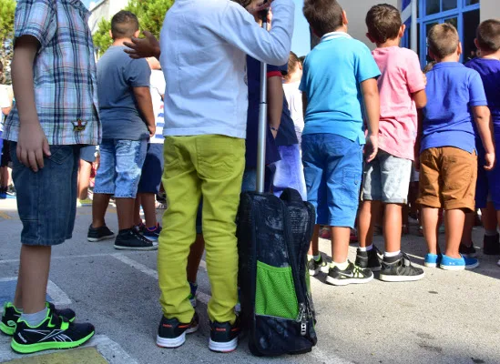 Ανοίγουν τα σχολεία: 13.000 καθαρίστριες στα σχολεία – 25 εκ. ευρώ για τις λειτουργικές δαπάνες