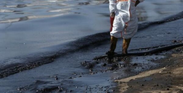 Καθηγητής τοξικολογίας προειδοποιεί: «Έυπαθείς ομάδες να μην πλησιάζουν τις μολυσμένες παραλίες»