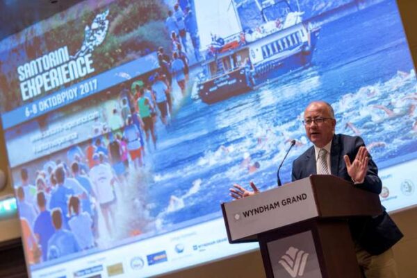 Δήμαρχος Σαντορίνης: Δεν υπάρχουν σπίτια – Υιοθετήστε έναν αναπληρωτή