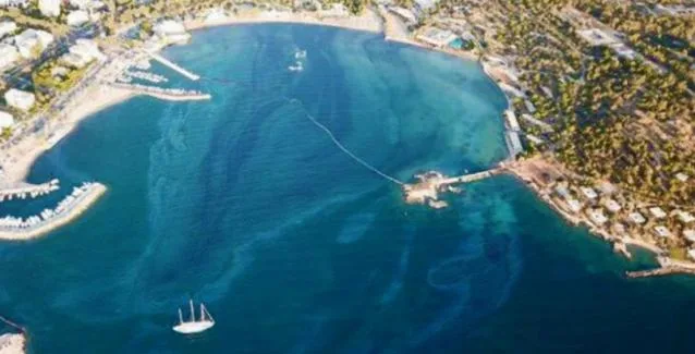 ΚΕΕΛΠΝΟ: Μην κολυμπάτε στις περιοχές που έχουν ρυπανθεί από την πετρελαιοκηλίδα!