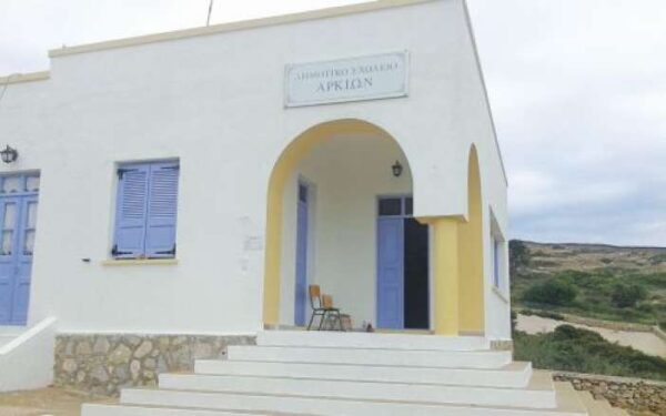 Μία δασκάλα και ένας μαθητής στο Δημοτικό Σχολείο Αρκιών