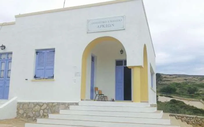 Μία δασκάλα και ένας μαθητής στο Δημοτικό Σχολείο Αρκιών