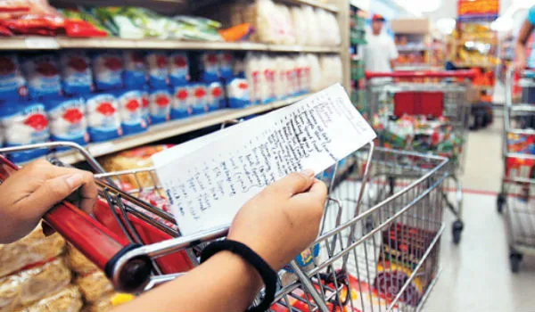 Κόβουν δαπάνες σε βασικά καταναλωτικά αγαθά οι Ελληνες