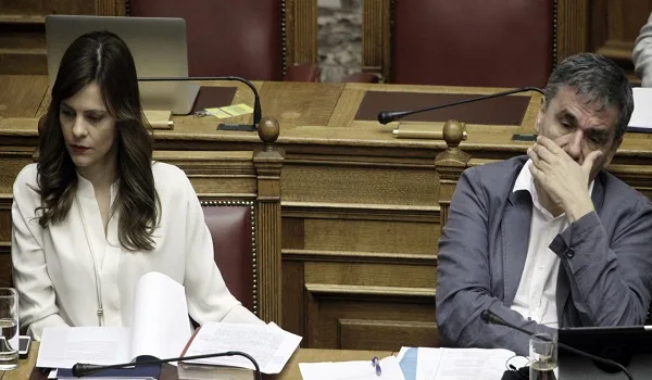 Τα νέα μέτρα του 2018: Ψαλίδι σε Άμυνα, ΔΕΚΟ και Δημόσιο