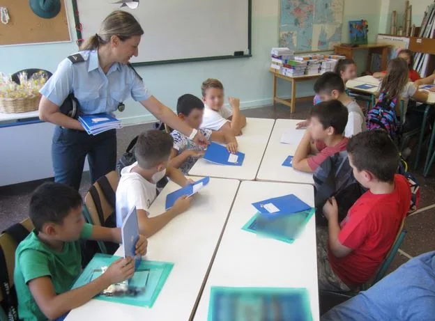 Φυλλάδια σε μαθητές και έλεγχοι σε σχολικά λεωφορεία από την Τροχαία