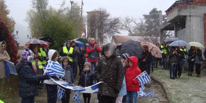 Με πυκνή χιονόπτωση η παρέλαση στο Καταφύγι του δήμου Σερβίων – Βελβεντού