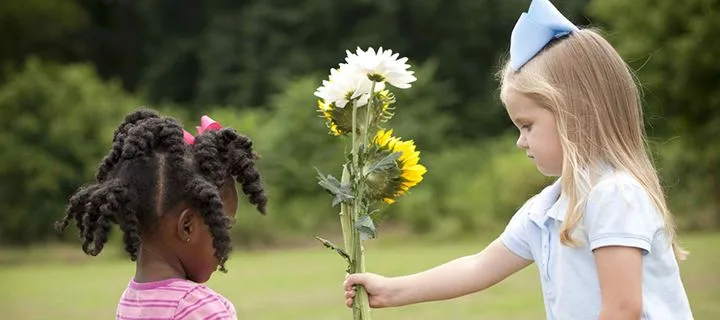 Πώς θα μεγαλώσετε ένα γενναιόδωρο παιδί