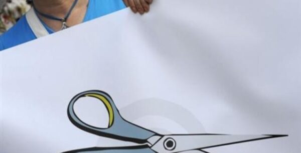 «Μαχαίρι» σε κοινωνικά επιδόματα, «φρένο» στις απεργίες