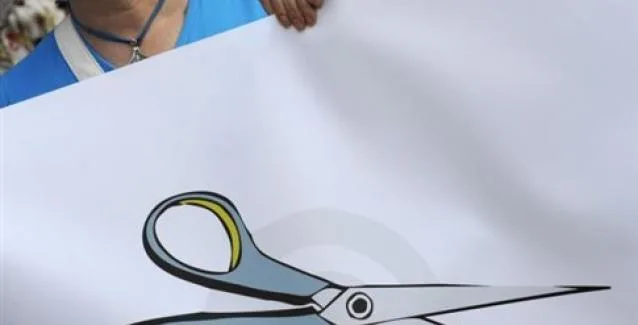 «Μαχαίρι» σε κοινωνικά επιδόματα, «φρένο» στις απεργίες