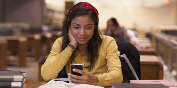 Έρευνα: Θέλετε καλύτερους βαθμούς; Απενεργοποιήστε τα κινητά σας