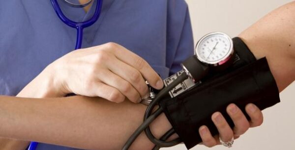 Υπόταση: Τι την προκαλεί και με ποια συμπτώματα εκδηλώνεται