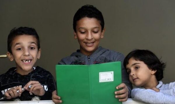 Προσφυγόπουλο από το Αφγανιστάν, σημαιοφόρος στην παρέλαση της 28ης Οκτωβρίου