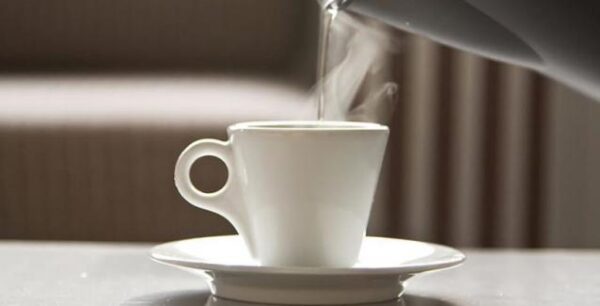 Πίνετε ζεστό νερό; 7 εκπληκτικοί λόγοι για να αρχίσετε να το κάνετε