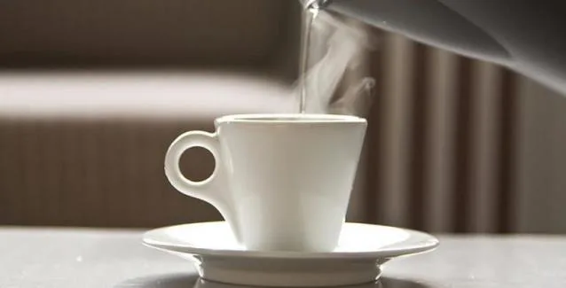 Πίνετε ζεστό νερό; 7 εκπληκτικοί λόγοι για να αρχίσετε να το κάνετε