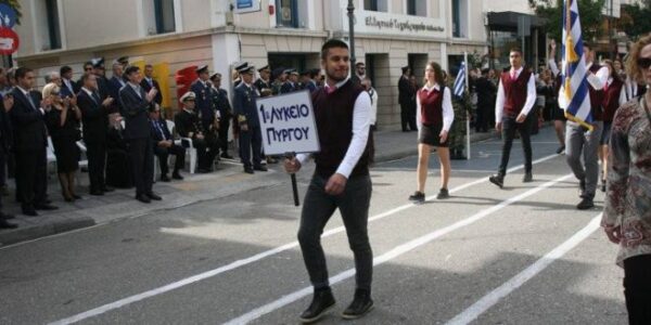 Ο μαθητής που απέστρεψε επιδεικτικά το βλέμμα μπροστά στον Υφυπουργό Παιδείας