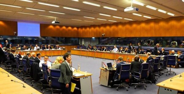 Έλλειμμα  900 εκατ. ευρώ βλέπουν οι δανειστές για το 2018 αλλά επιφυλάσσονται