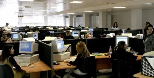 Μονιμοποιούν χιλιάδες συμβασιούχους στο Δημόσιο μέσω «προσωπικής επαφής»