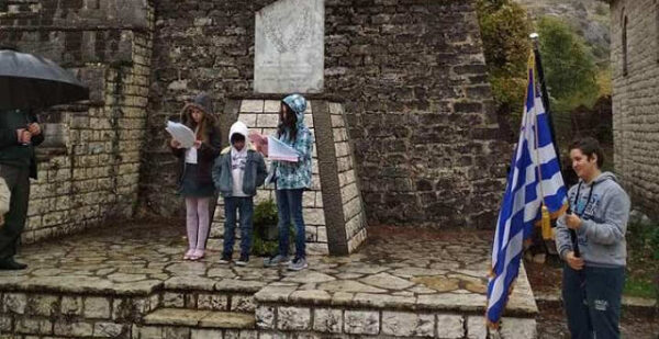 Τρεις μαθητές τίμησαν υπό βροχή και χωρίς δάσκαλο την Εθνική Επέτειο