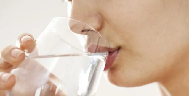 Τέσσερις λόγοι που πρέπει να πίνετε ζεστό νερό