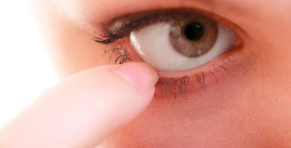 Γιατί «πετάει» το μάτι; Οι κοινές και οι σοβαρές αιτίες