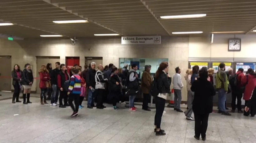 Ηλεκτρονικό εισιτήριο: Ουρές, ταλαιπωρία και… άγνοια για ένα μόνο εισιτήριο στο μετρό