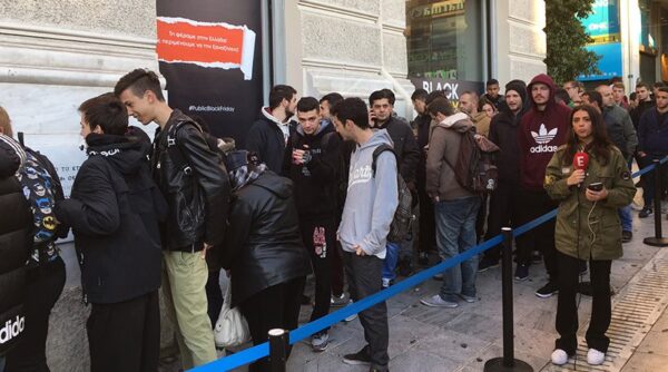 Black Friday: Ουρές από τα ξημερώματα – Με εκπτώσεις 20-30% προσελκύουν καταναλωτές