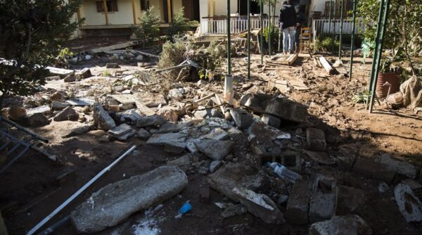 Μάνδρα: Ερειπωμένη πόλη 10 ημέρες μετά τις φονικές πλημμύρες