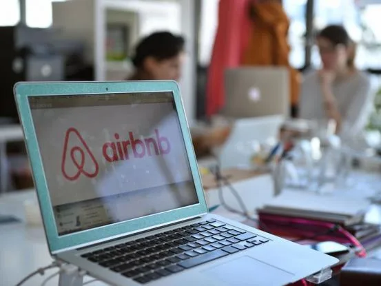 Airbnb: Έρχεται ρύθμιση για τον έλεγχο μέσω ηλεκτρονικής εφαρμογής