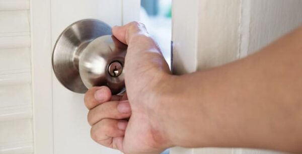 Γιατί να αποφεύγετε να κοιμάστε με κλειστή την πόρτα της κρεβατοκάμαρας