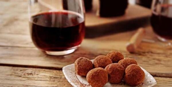 Έρευνα: Από ποιό πρόβλημα υγείας σώζει ένα ποτήρι κρασί με το φαγητό