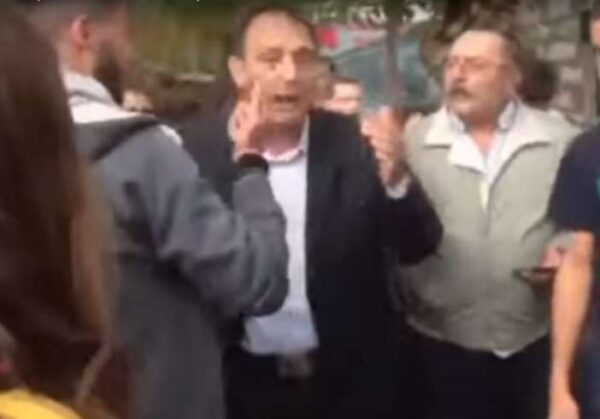 Μαθητές και γονείς κλείδωσαν διευθυντή σχολείου (Βίντεο)